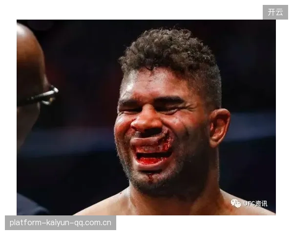 UFC重拳直接打掉牙齿，解说吓到语调破音！